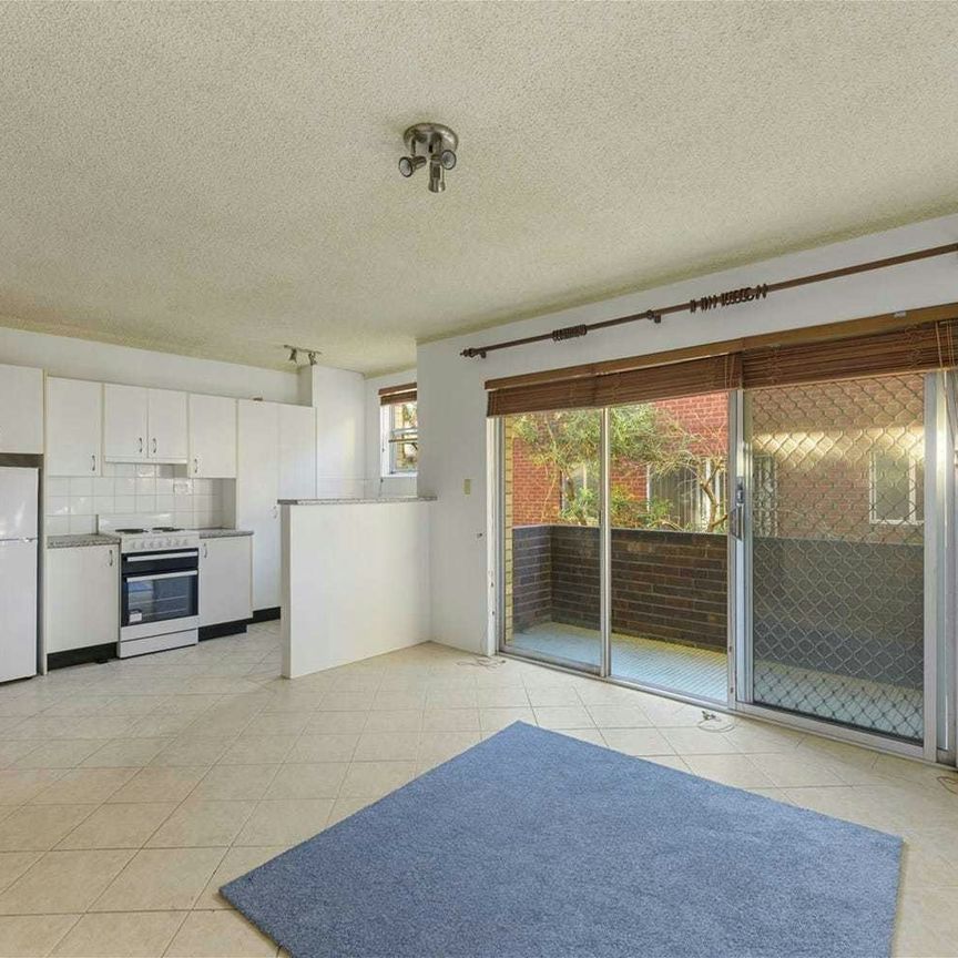 Large 1 bedroom unit with with carspace and balcony - Photo 1