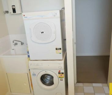 Café Life & Convenience: Secure, Furnished 1-Bed Unit in the City C... - Photo 2