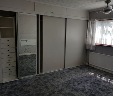 4 Bed Terraced House, Waremead Road, IG2 - Photo 3