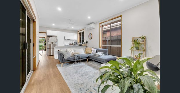 Beautifully Updated 2 Bedroom + Study Home in Great Location! - Photo 1