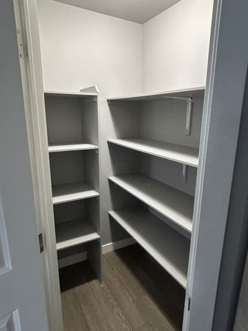 Evergreen - 3 Bedroom/2 Bathroom Upper - 507 Evergreen Blvd - Photo 3