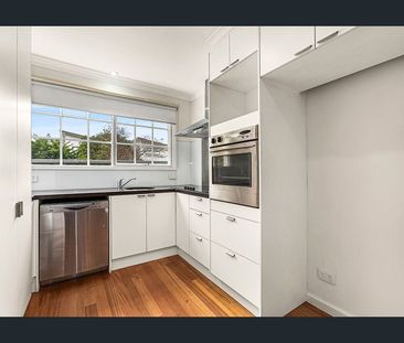 Cosy Townhouse just moments from Southland - Photo 4