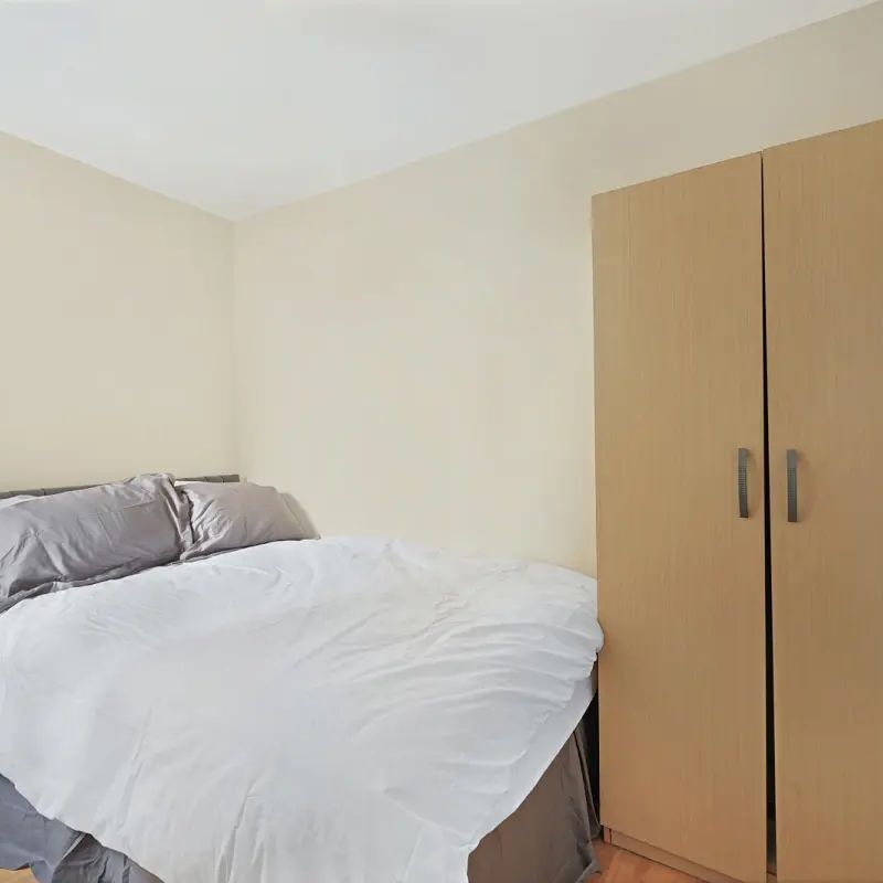 2 bedroom flat in London - Photo 1