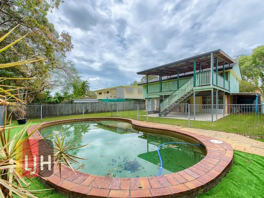 AIR CONDITIONED FIVE BEDROOM HOME WITH INGROUND POOL !! - Photo 1