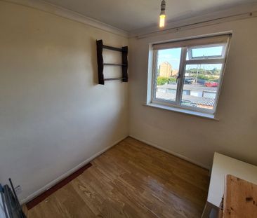 3 bedroom Terraced for rent - Photo 4