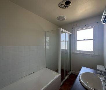 Feel at home, Living Here! - Photo 5