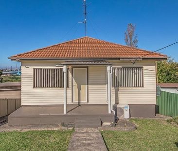 Spacious and Charming Three-Bedroom Family Home - Photo 4