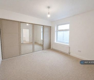 2 bedroom end of terrace house to rent - Photo 3