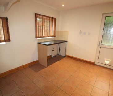 2 bedroom semi-detached house to rent - Photo 6