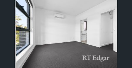 SPACIOUS TOWNHOUSE - Photo 3