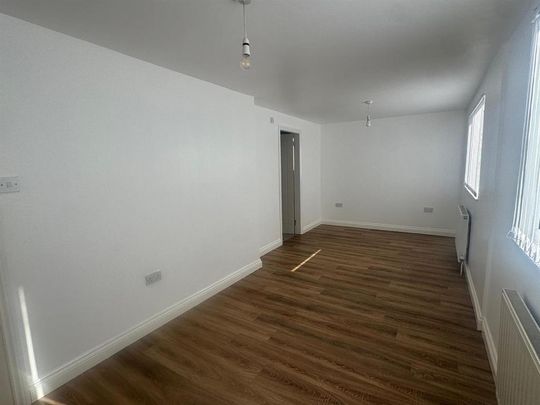 4 bedroom semi-detached house to rent - Photo 1