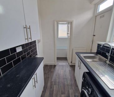 3 bedroom flat to rent - Photo 4
