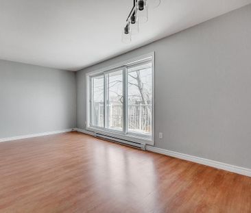 Beau Grand logement 5 ½ rénové, disponible 1er novembre, stationnem... - Photo 3