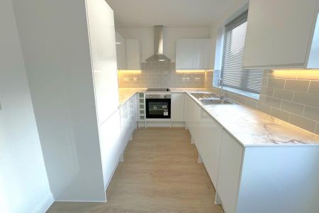 15 Spencer Close, Woking - 3 bedrooms Property for lettings - Seymours - Photo 5