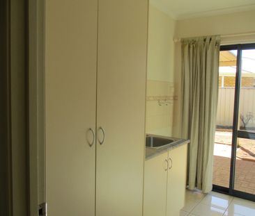 Neat Townhouse - Photo 6
