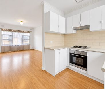 Spacious Upstairs Two Bedroom Unit with parking - Photo 6