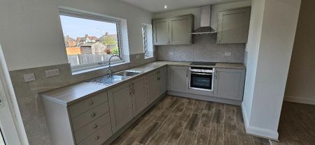 3 bedroom semi-detached house to rent - Photo 2