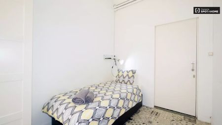 Room in a shared 11-bedroom apartment for rent in Vila de Gràcia, perfect for students and professionals. - Photo 5