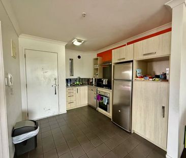 City-Fringe Living – Modern Apartment in Eden Terrace - Photo 3