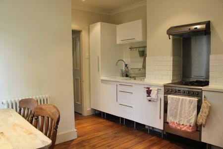 2 Bed Flat, Elms Crescent, SW4 - Photo 2
