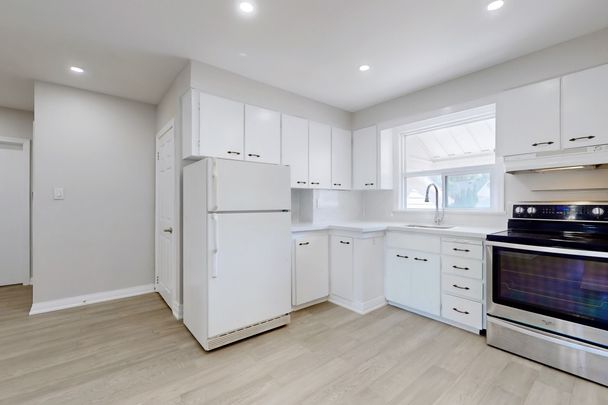 For Lease - 438 Centre Street, Richmond Hill, Ontario - Photo 1