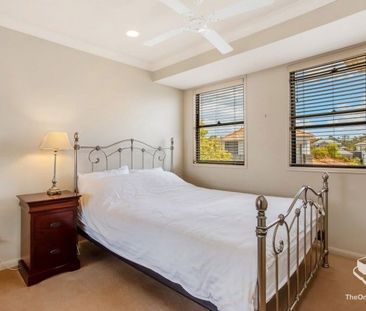 CONVENIENTLY LOCATED TOWNHOUSE IN SOUGHT AFTER ROBINA/VARSITY LAKES - Photo 5