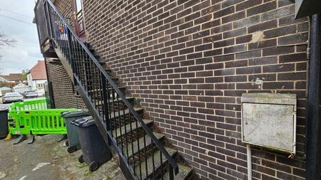 King Lane, Moortown, Leeds, LS17 - Photo 2