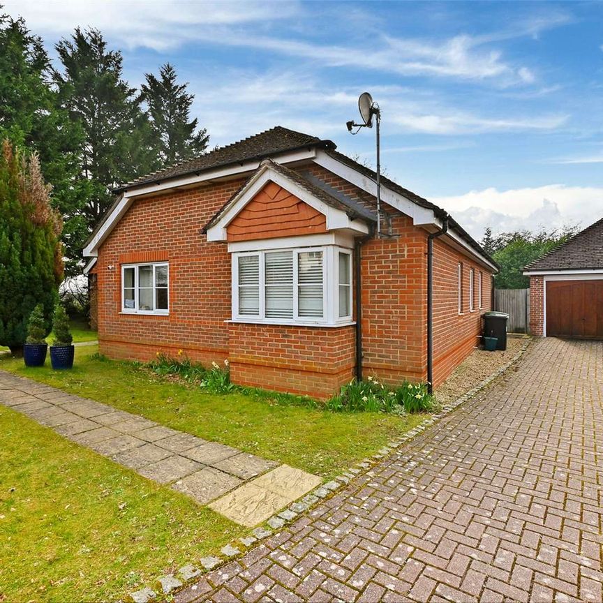 A four bedroom detached bungalow to rent close to Wash Common in Newbury. - Photo 1