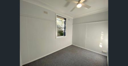 Sunny, Family Home in Prime Edgeworth Location - Photo 2