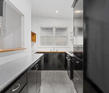 Charming 2 Bedroom in Prime Location - Photo 3