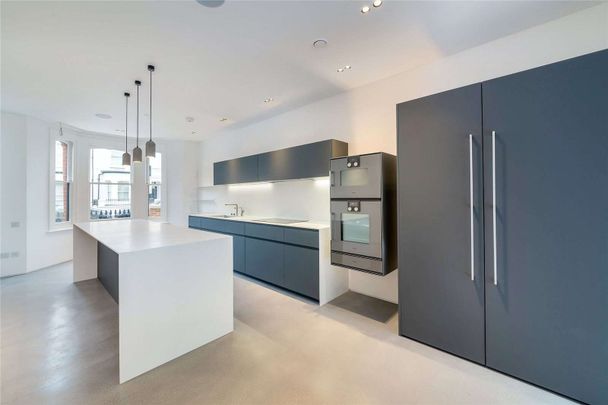 A remarkable five bedroom family home, meticulously refurbished to the highest standards - Photo 1