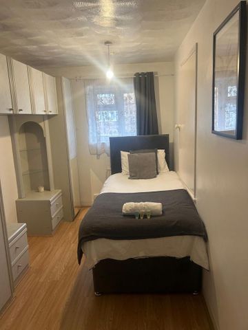 4 bedroom terraced house to rent - Photo 4