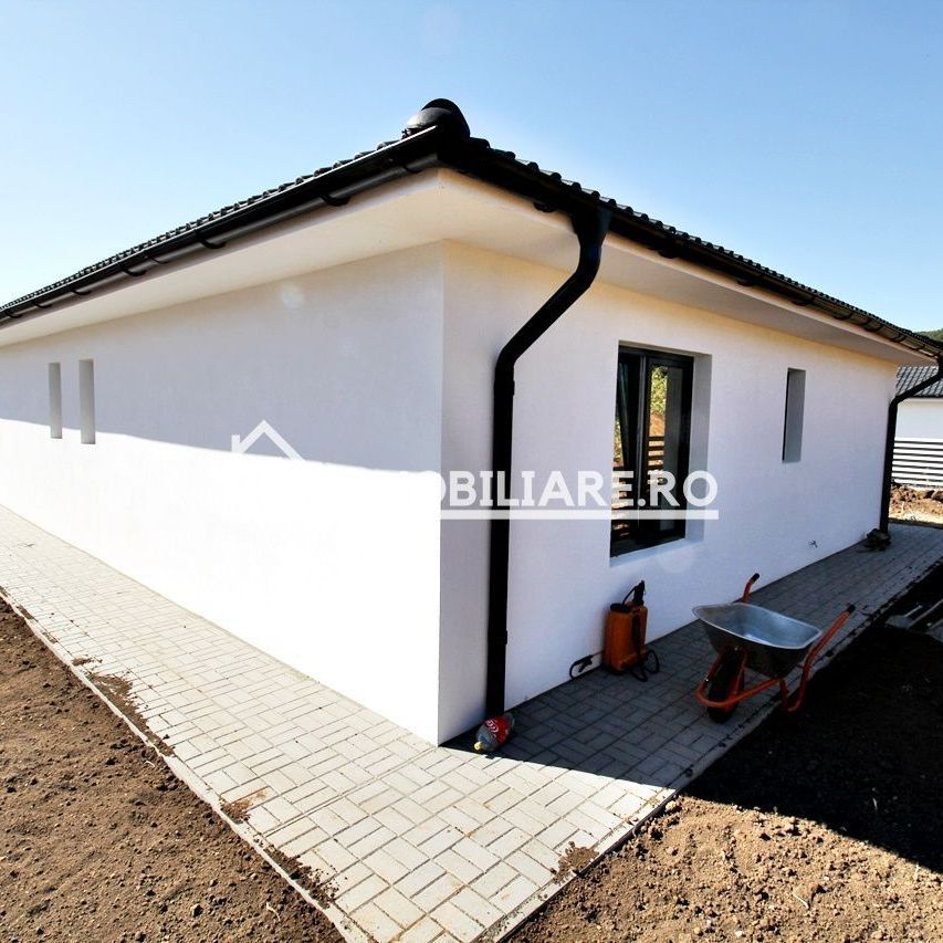 Casa pe 1 nivel,4 camere,2 bai,110 mp.1 dressing,500mp teren - Fotografie 1