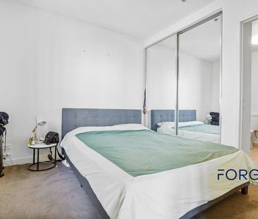 Stylish 1B1B Apartment with Water Views in Docklands - Photo 4