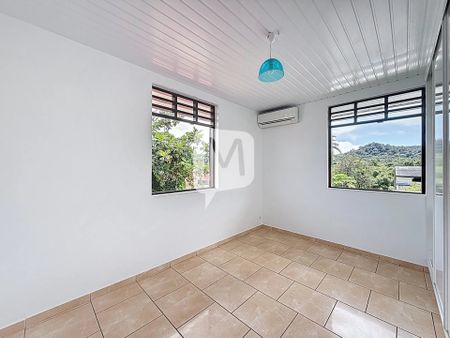 Location Maison 4 pièces 88m² REMIRE MONTJOLY 97354 - Photo 4