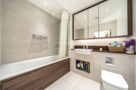 Adenmore Road, London, SE6 4BL - Photo 4