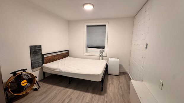 For Lease - 5745 Stanley Avenue Unit# Side bachelor, Niagara Falls, Ontario - Photo 1