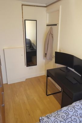 Room in a Shared Flat, Larch House, SE16 - Photo 1