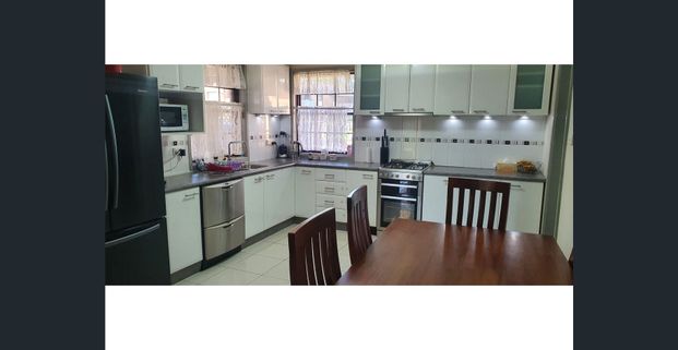 3 bedroom home with easy access to shops & schools. - Photo 1