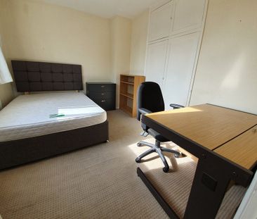 5 Bed Student Accommodation - Photo 2