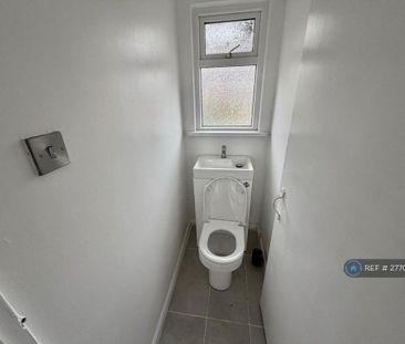 3 bedroom detached house to rent - Photo 4