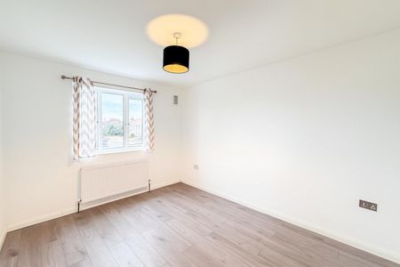 4 bedroom House To Let - Photo 4