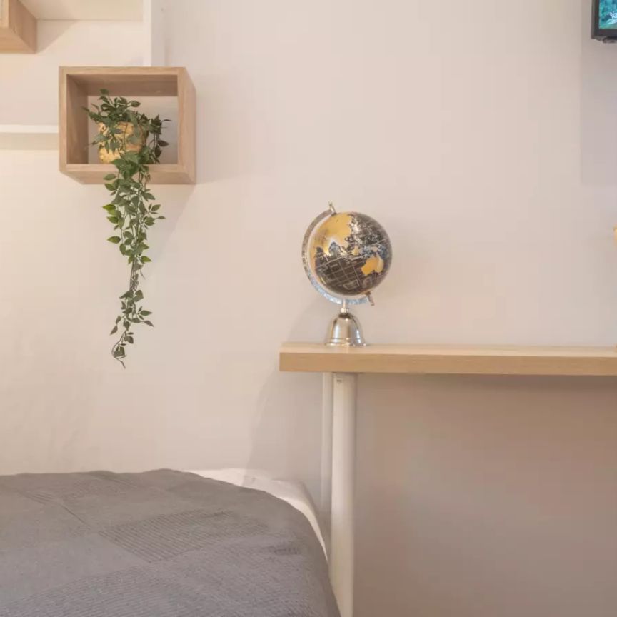 Room in a shared 5-bedroom apartment for rent in Niño Jesús, Madrid, professionals only - Photo 1