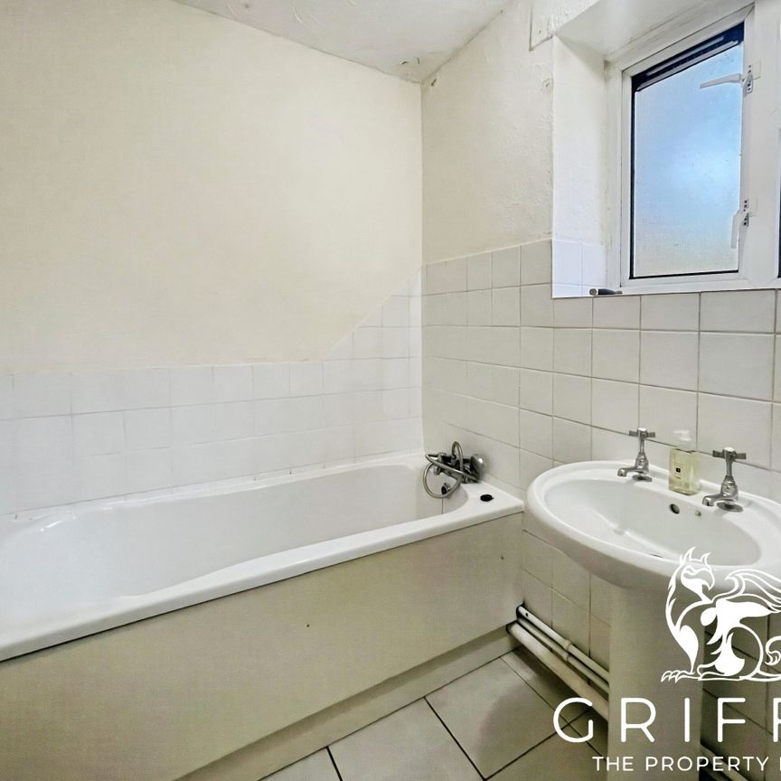 Faymore Gardens, South Ockendon, RM15 - Photo 1