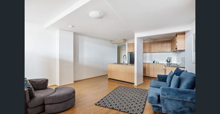 Expansive loft-style apartment in Art Deco conversion - Photo 2