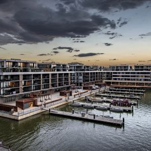WATERFRONT LIVING - Photo 2