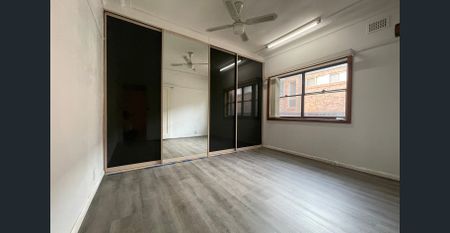 Recently renovated 4 Bedrooms 1 Bathrooms House Available Now!! - Photo 2