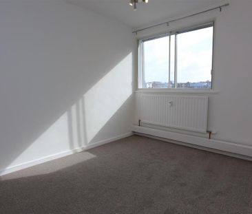 3 bedroom flat to rent - Photo 2