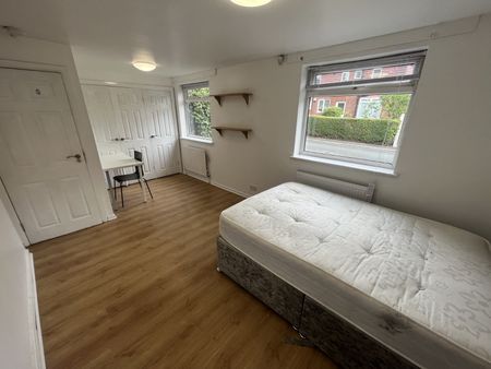4 bedroom terraced house to rent - Photo 3