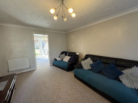 Lyon Close, Crawley, Maidenbower - Photo 3